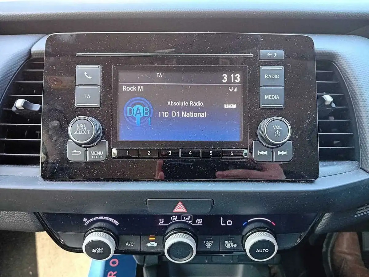 2022-honda-jazz-15-i-mmd-se-109ps-big-22