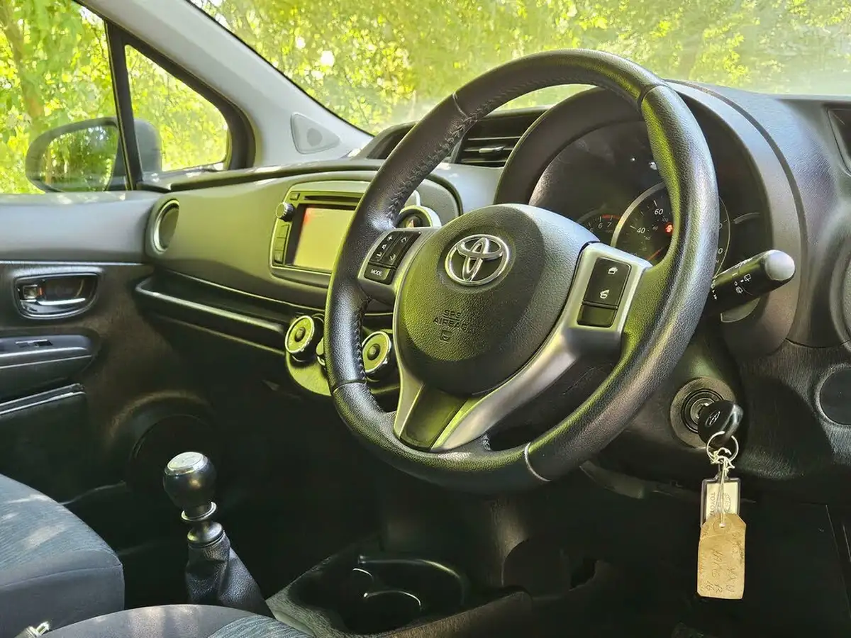 2012-toyota-yaris-133-tr-vvt-i-5d-big-1