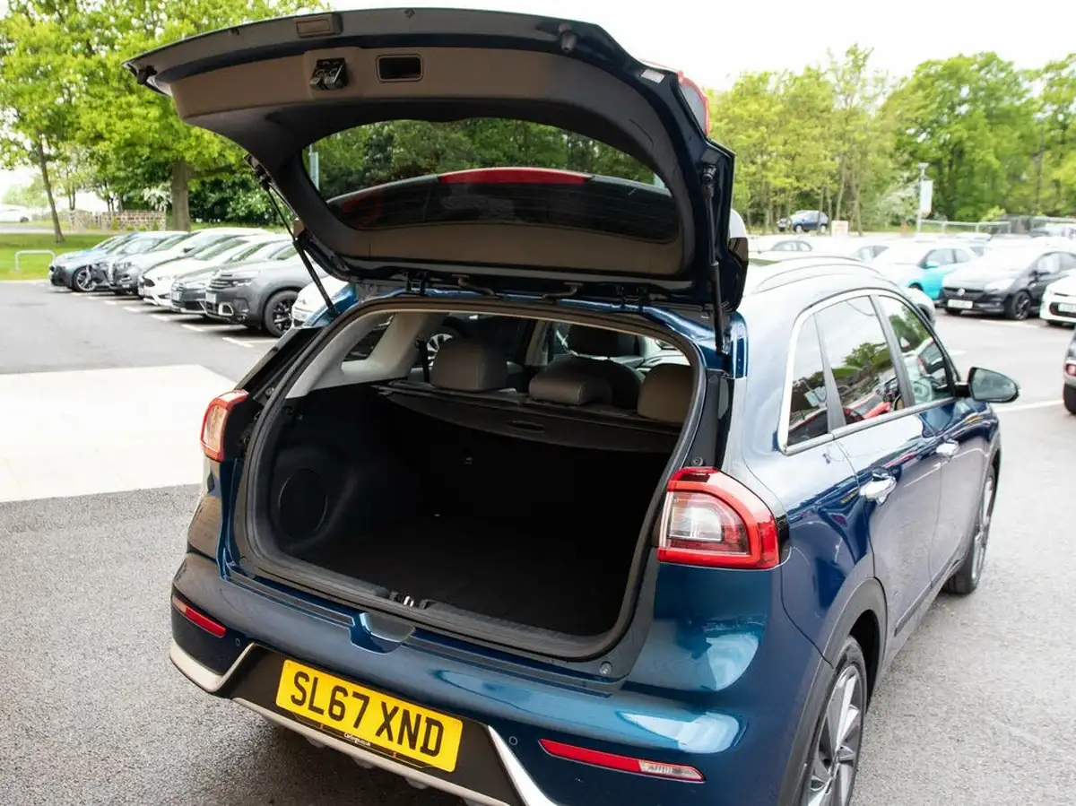 2017-kia-niro-16-gdi-first-edition-big-38