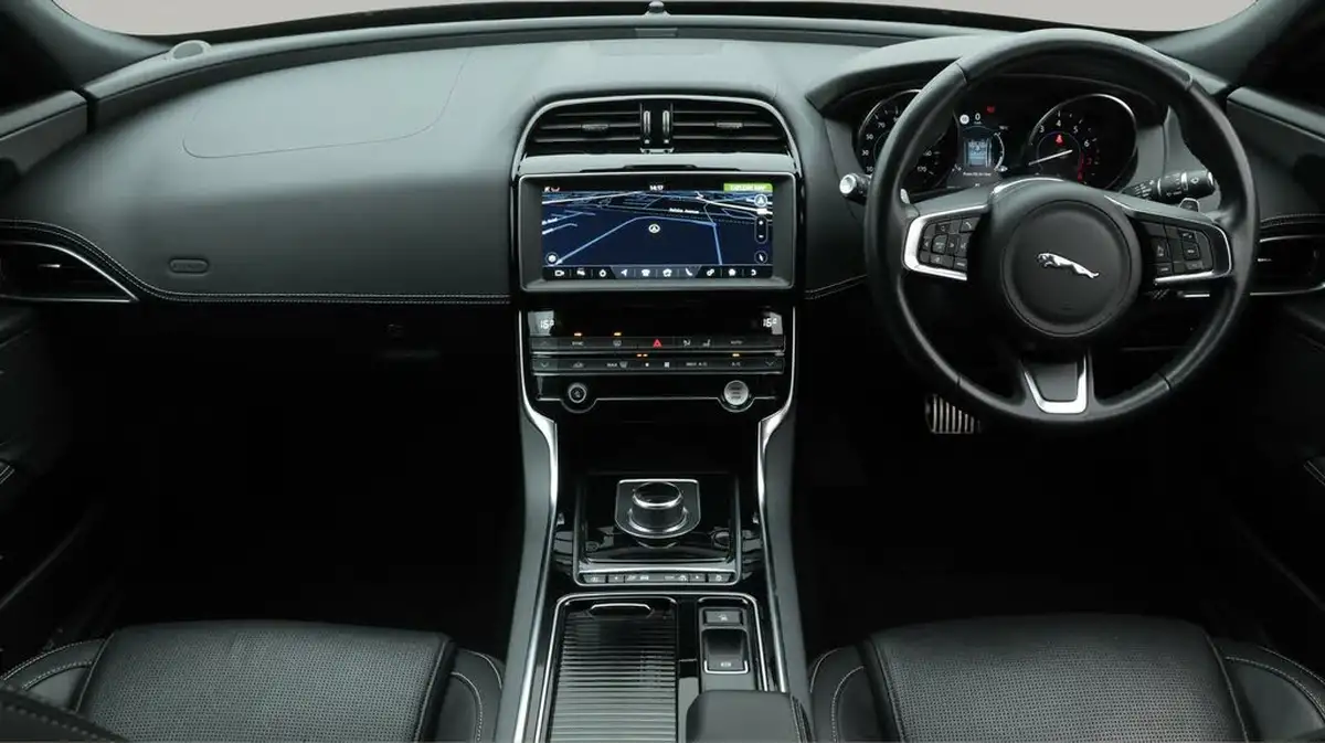 2019-jaguar-xe-20i-landmark-200ps-big-13