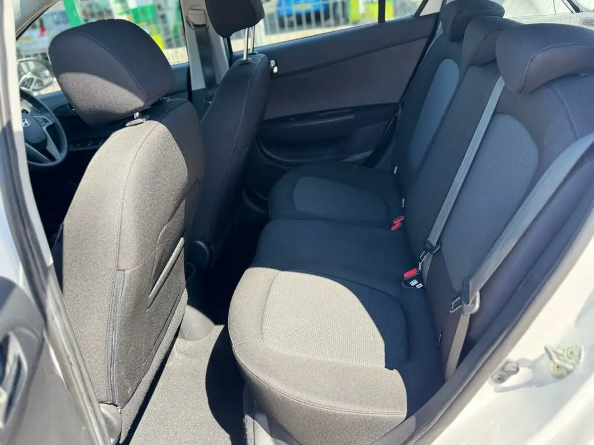 2014-hyundai-i20-12-active-5d-big-8