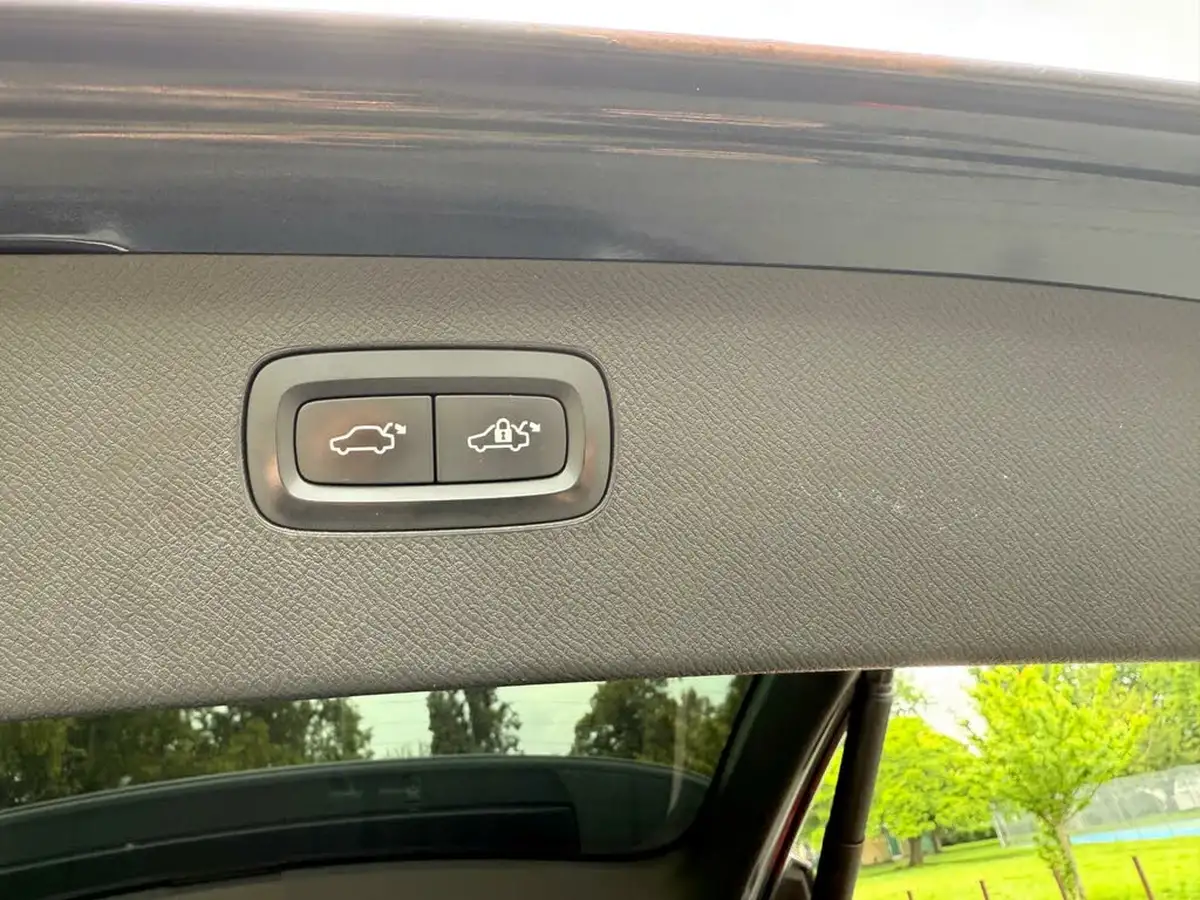 2017-volvo-xc90-20-t8-momentum-momentum-hybrid-auto-big-23