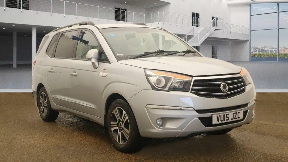 2015-kgm-ssangyong-turismo-20td-ex-awd-big-0