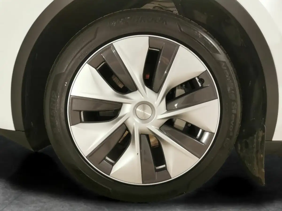 2023-tesla-model-y-e-rwd-big-32