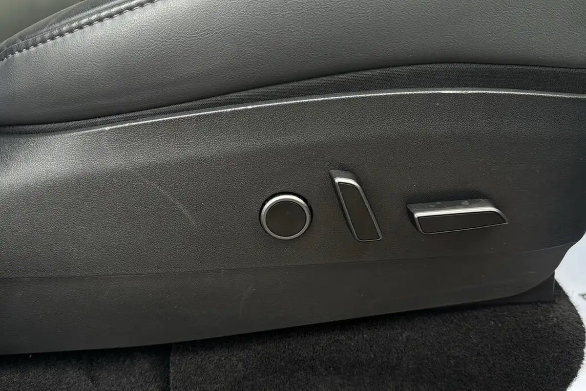 2022-tesla-model-y-e-long-range-big-35