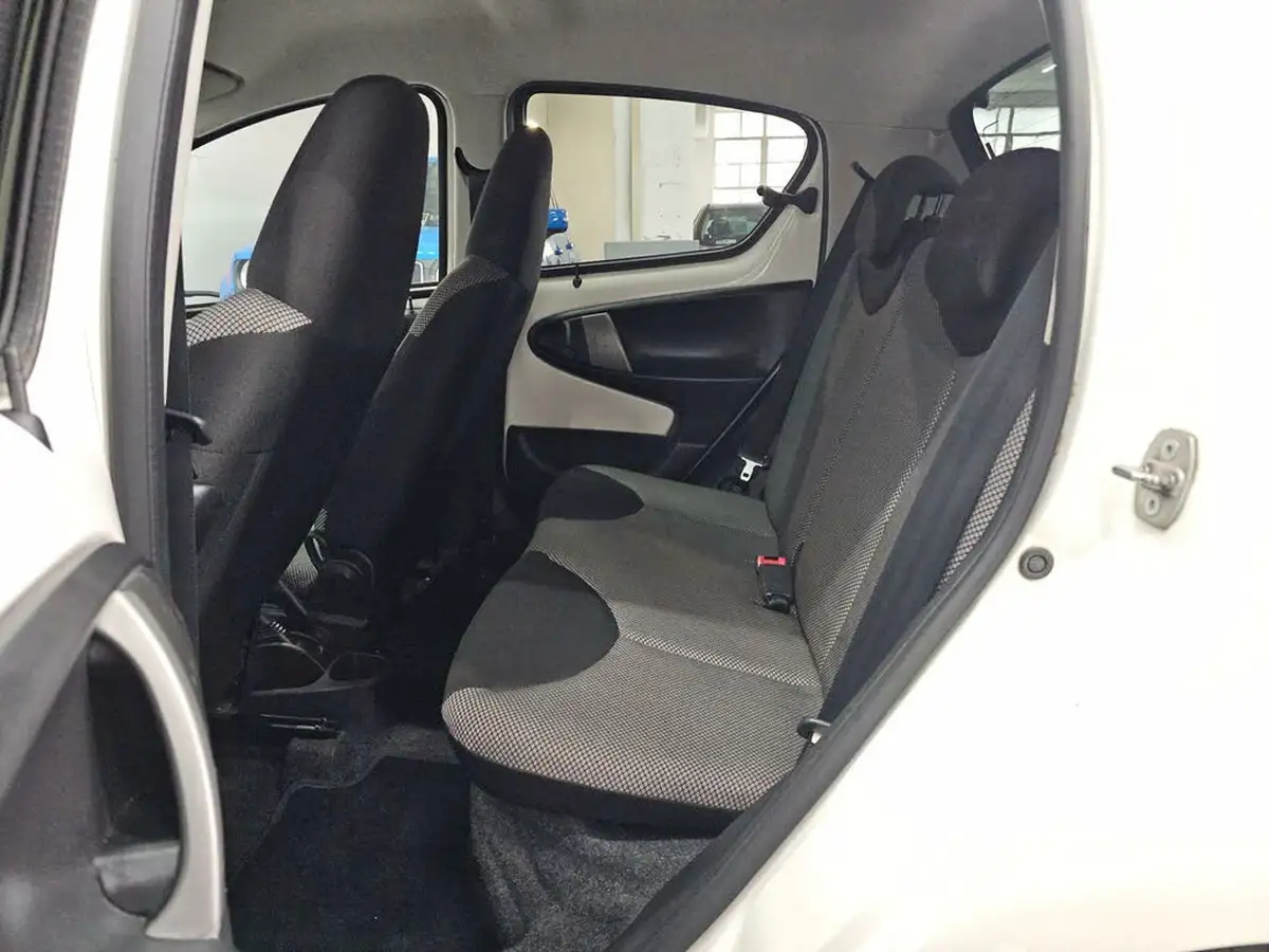 2013-toyota-aygo-10-aygo-fire-5d-big-17