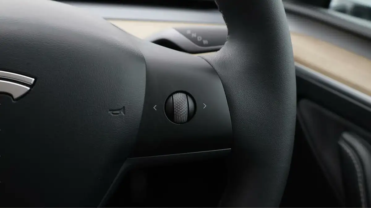 2023-tesla-model-y-e-rwd-big-24