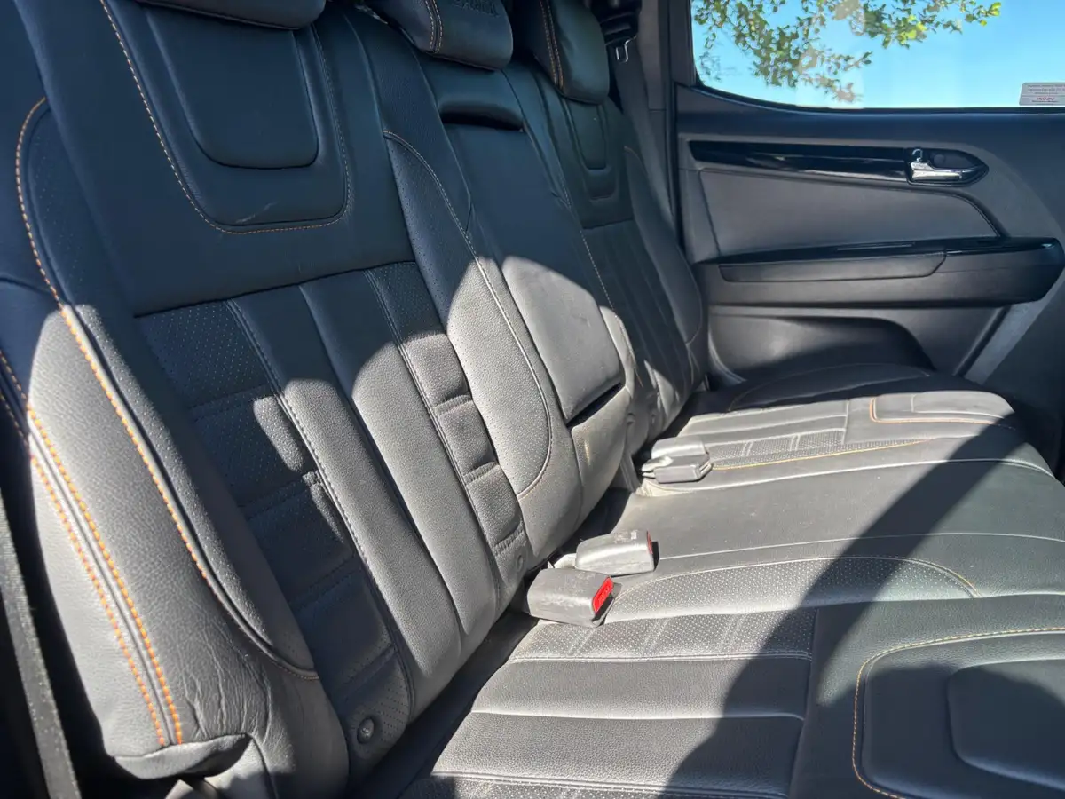 2019-isuzu-d-max-19td-blade-auto-big-14