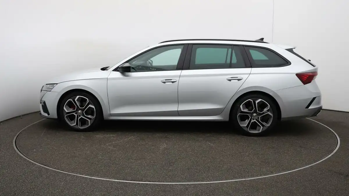 2021-skoda-octavia-20tdi-vrs-estate-big-64