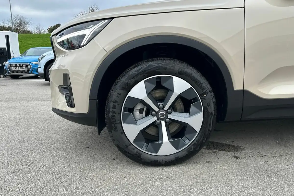 2024-volvo-xc40-20-b3-plus-big-4