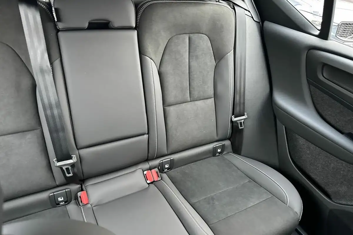 2024-volvo-xc40-20-b3-plus-big-32