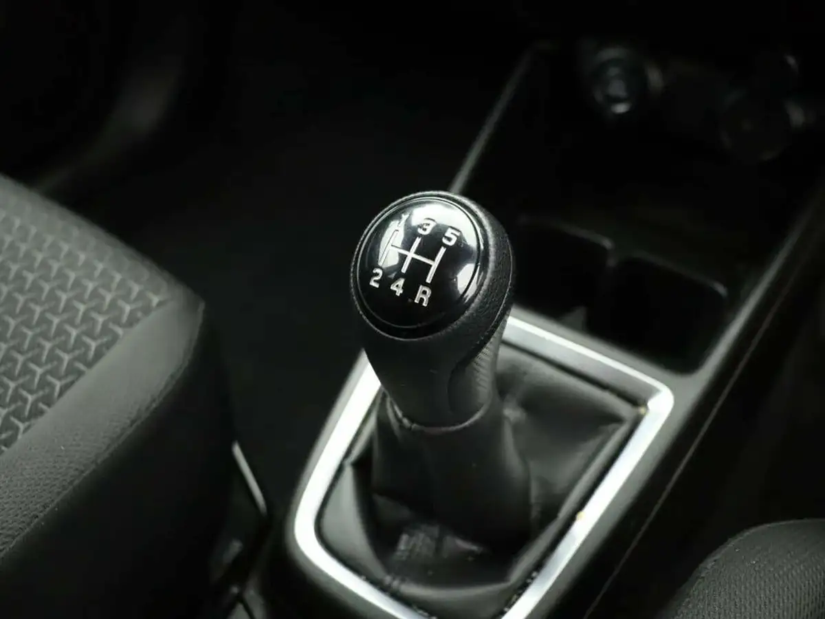 2019-suzuki-swift-12-dualjet-attitude-big-24
