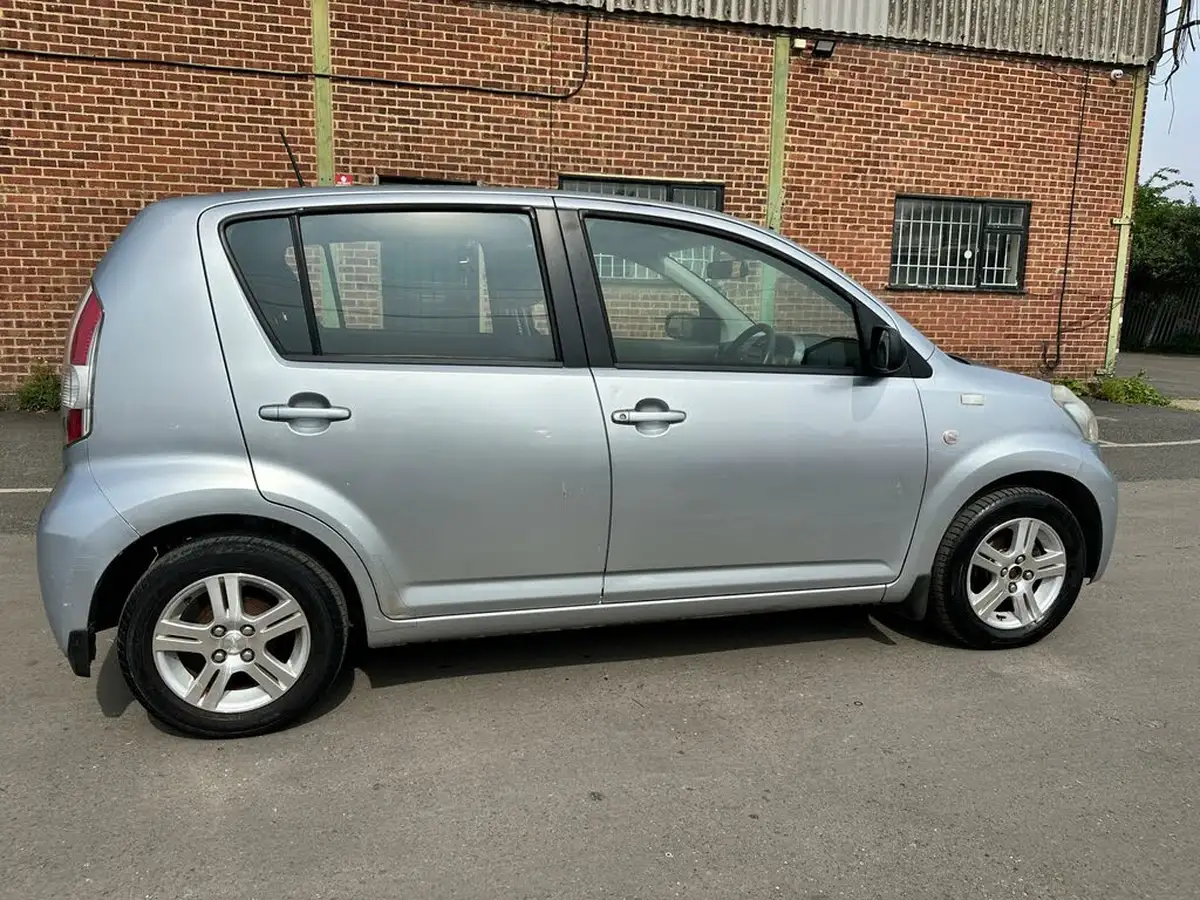 2009-daihatsu-sirion-13-se-big-18