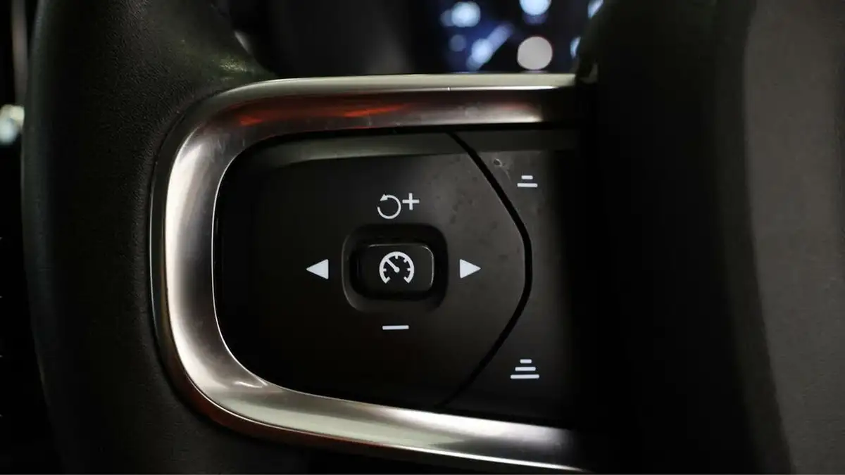 2020-volvo-xc40-20td-d3-momentum-geartronic-big-22