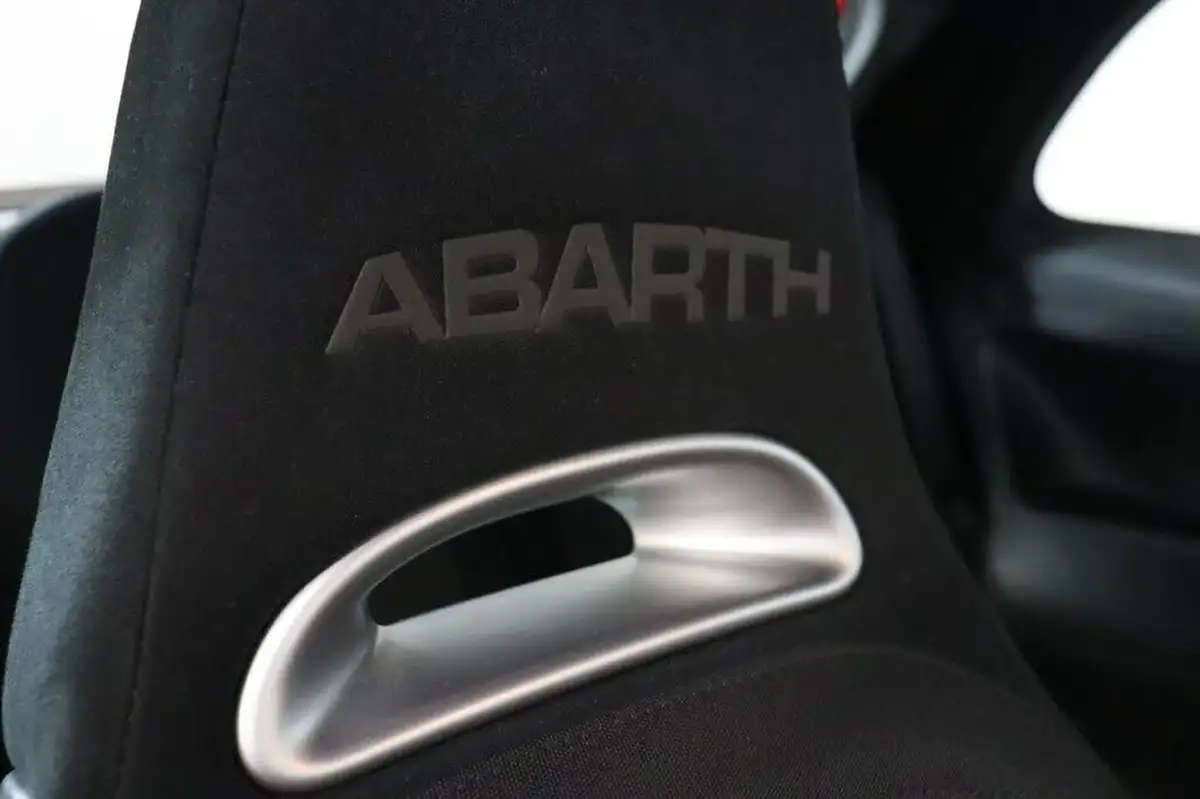 2021-abarth-595-14-tjet-big-24