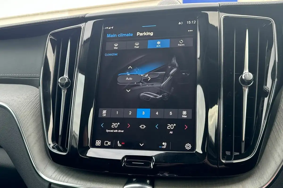 2024-volvo-xc60-20-t8-ultimate-dark-big-30