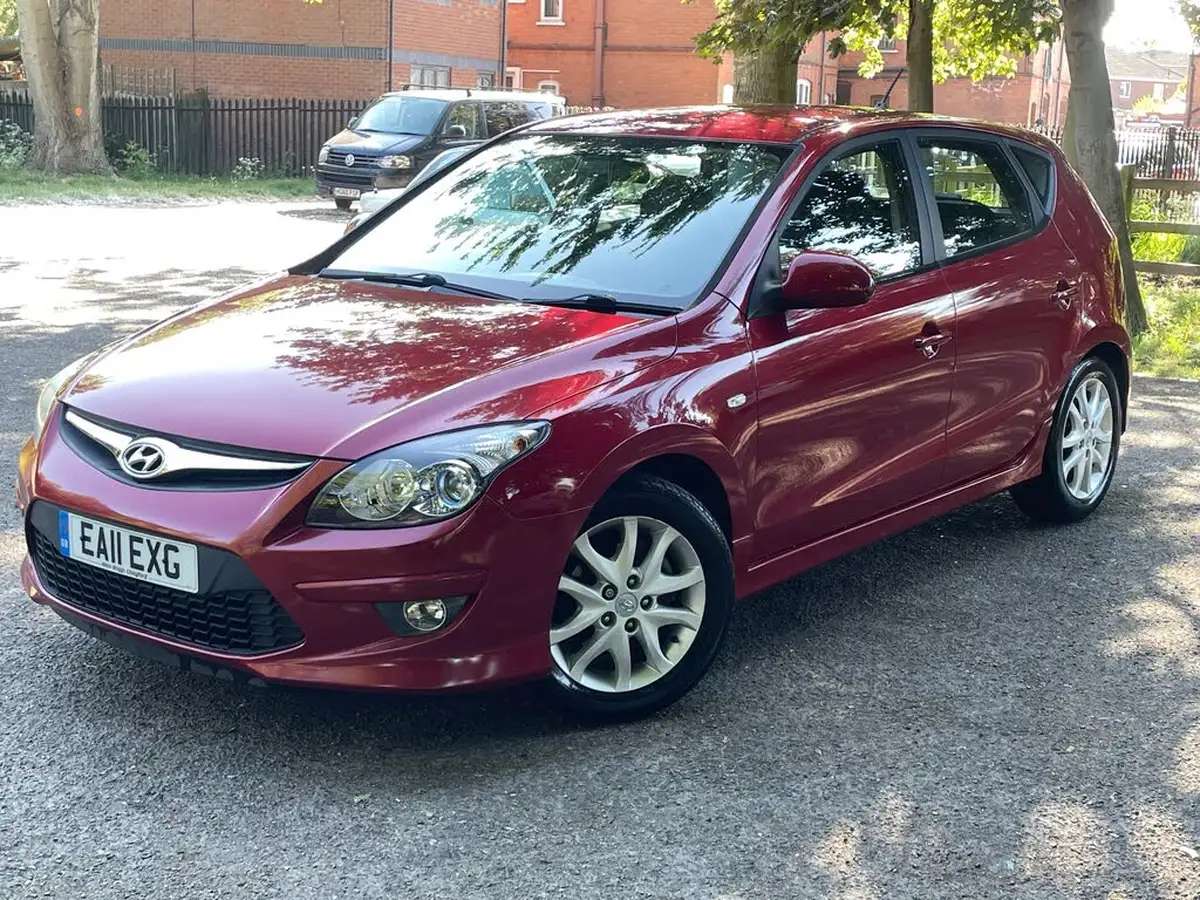 2011-hyundai-i30-14-comfort-109ps-isg-hatchback-big-0