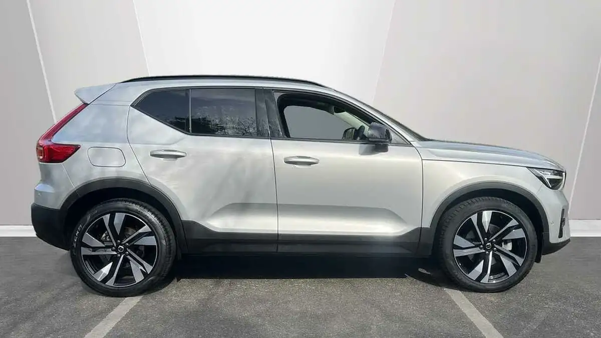 2024-volvo-xc40-20-b4-ultra-bright-big-2
