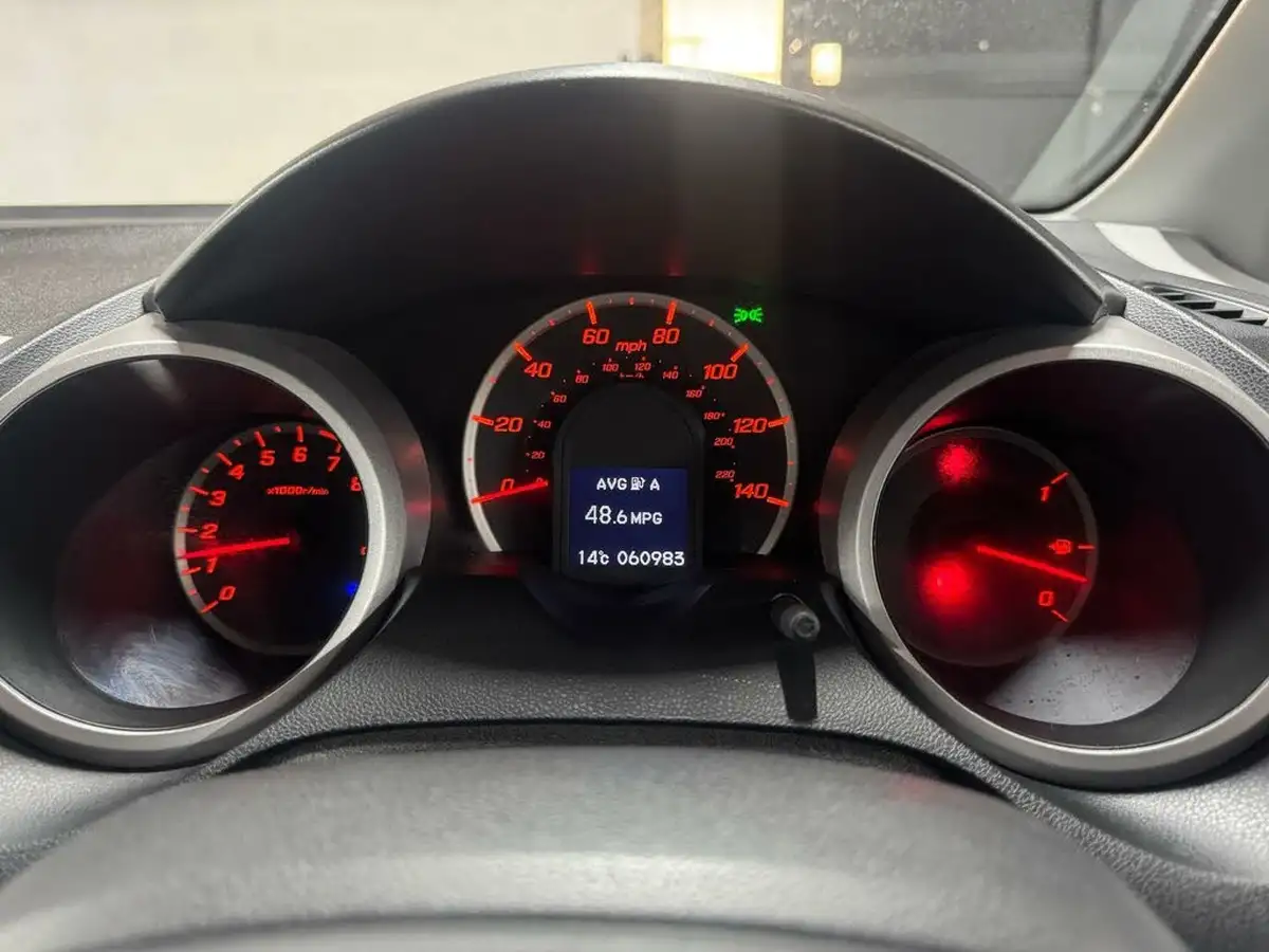 2010-honda-jazz-14-es-big-40