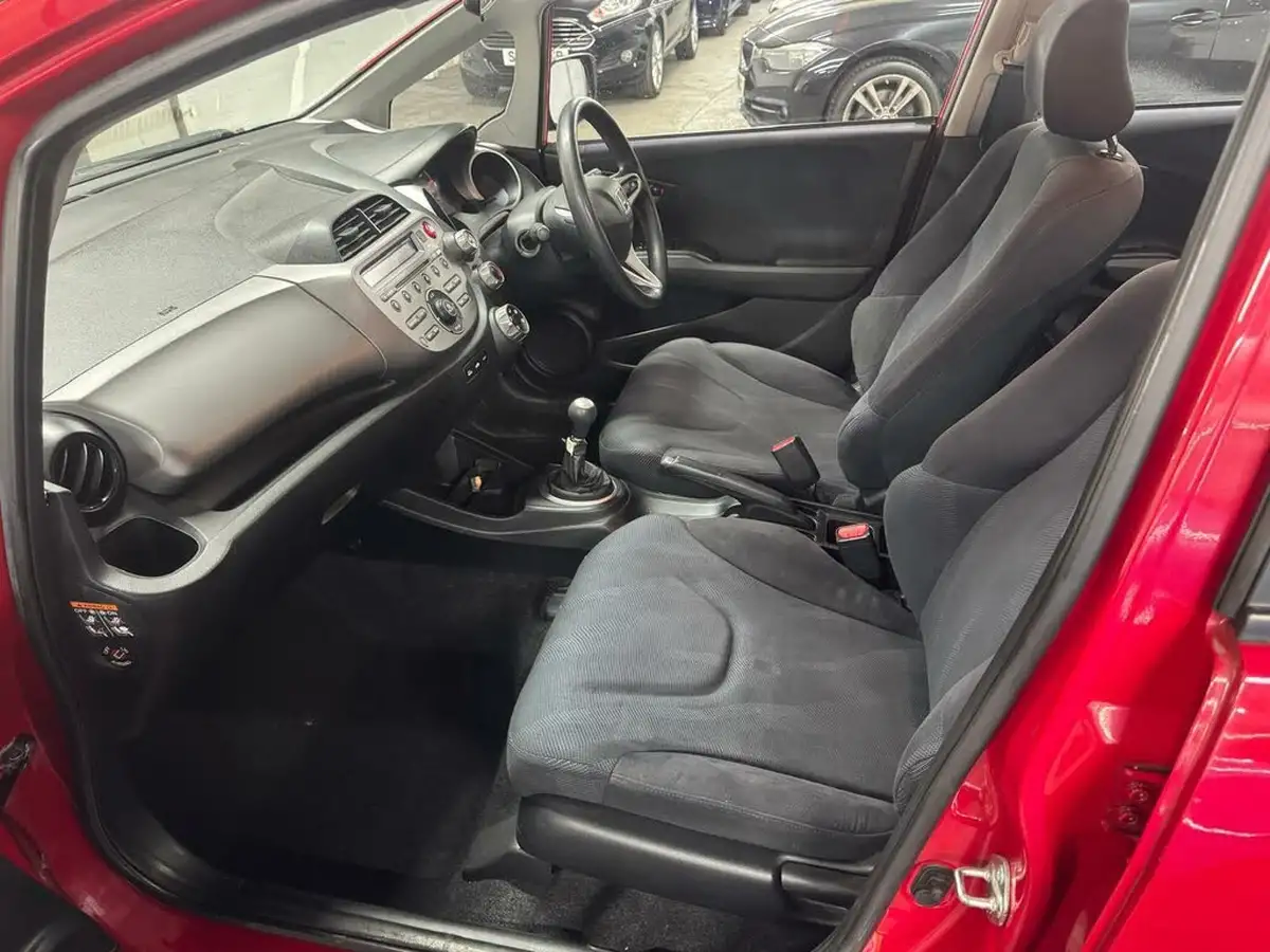 2010-honda-jazz-14-es-big-16