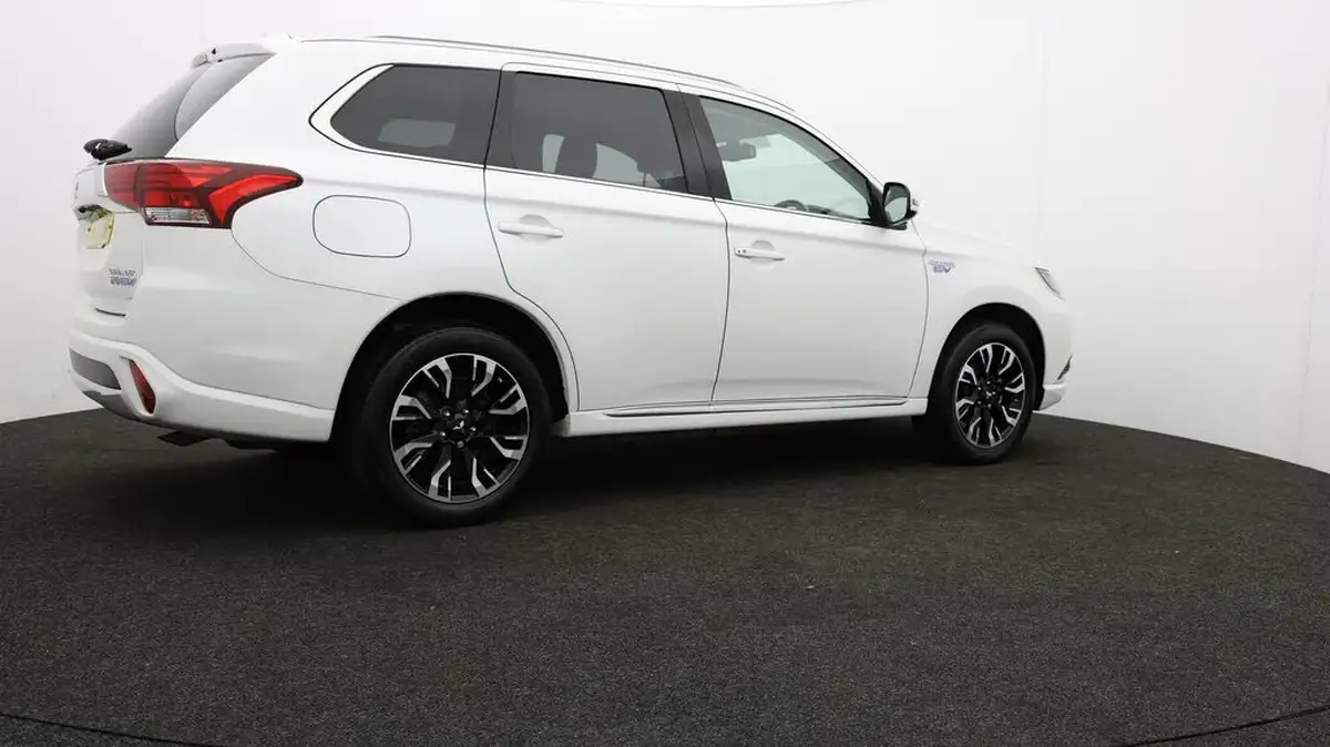 2017-mitsubishi-outlander-20-4h-phev-big-33