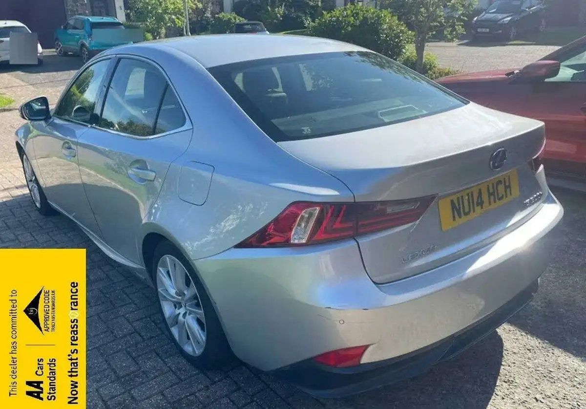 2014-lexus-is-300h-25-luxury-big-2