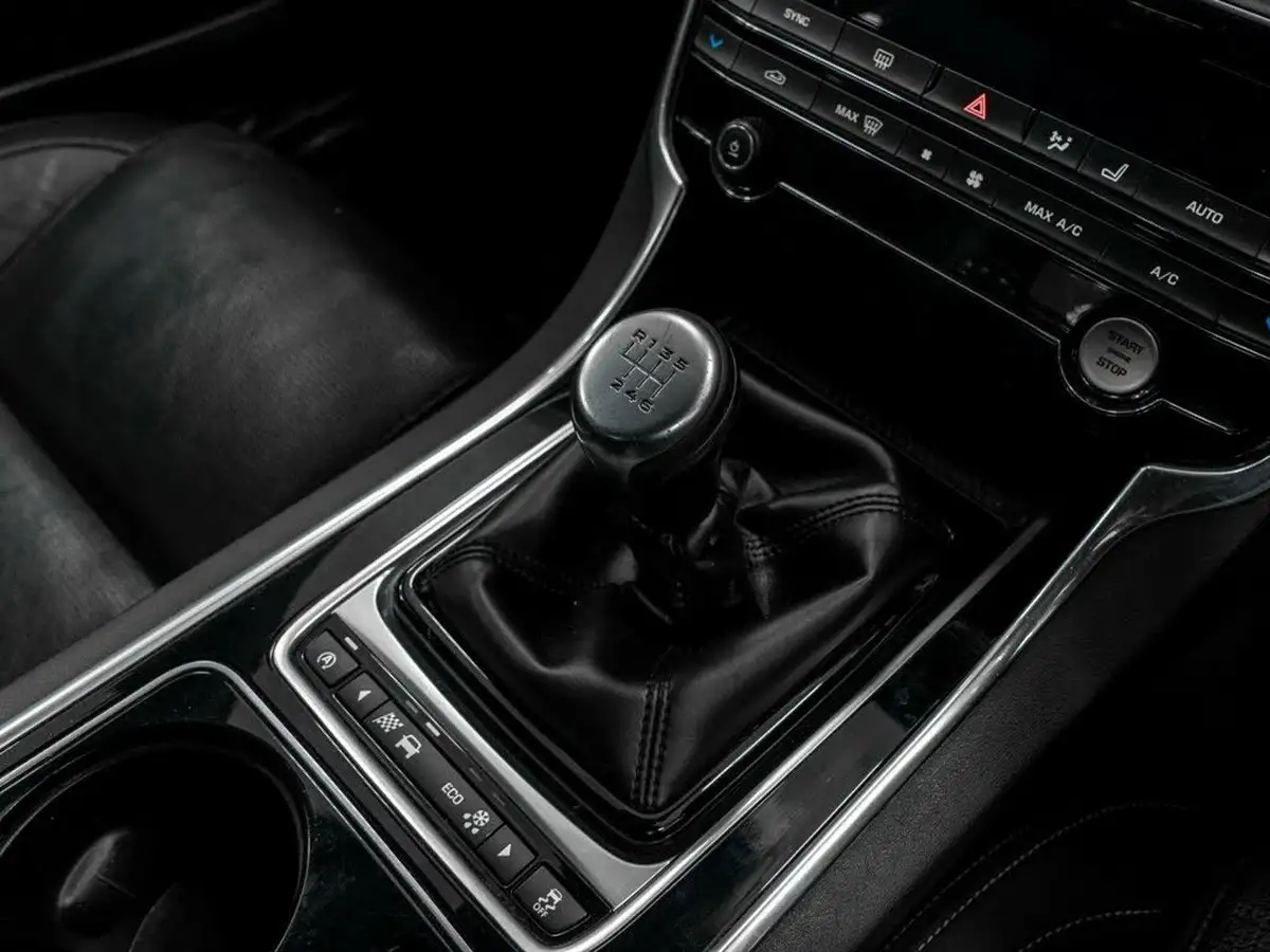 2017-jaguar-xe-20d-r-sport-180ps-1999cc-big-37