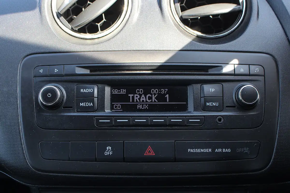 2015-seat-ibiza-14-toca-hatchback-5d-big-31