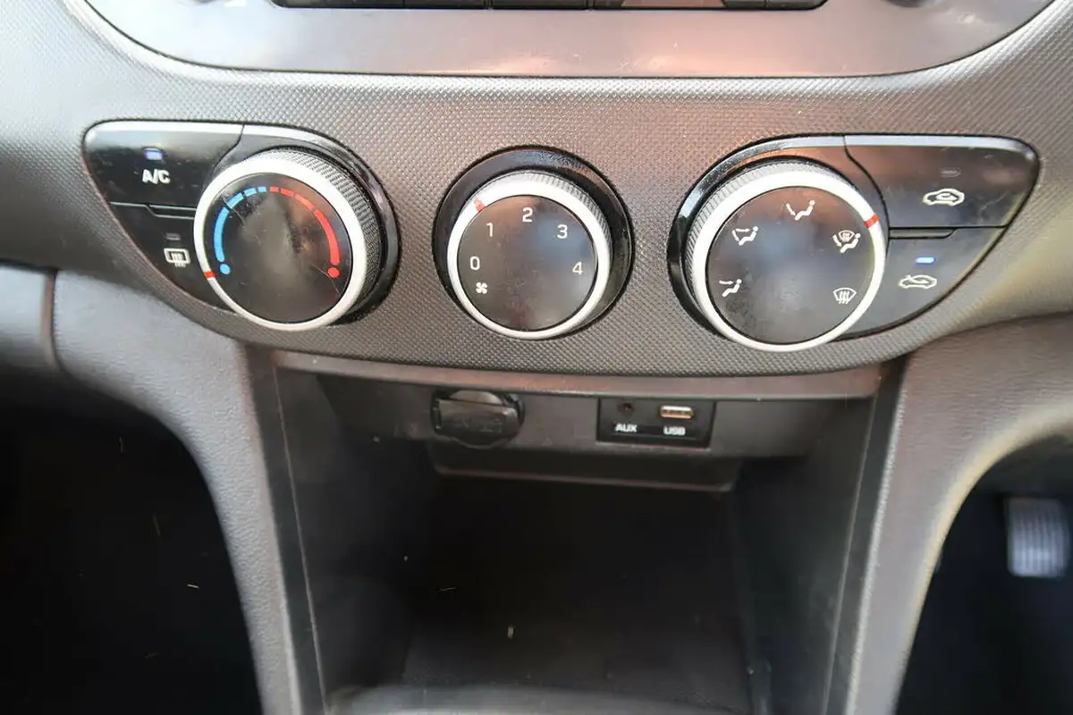 2018-hyundai-i10-10-go-se-66ps-big-38