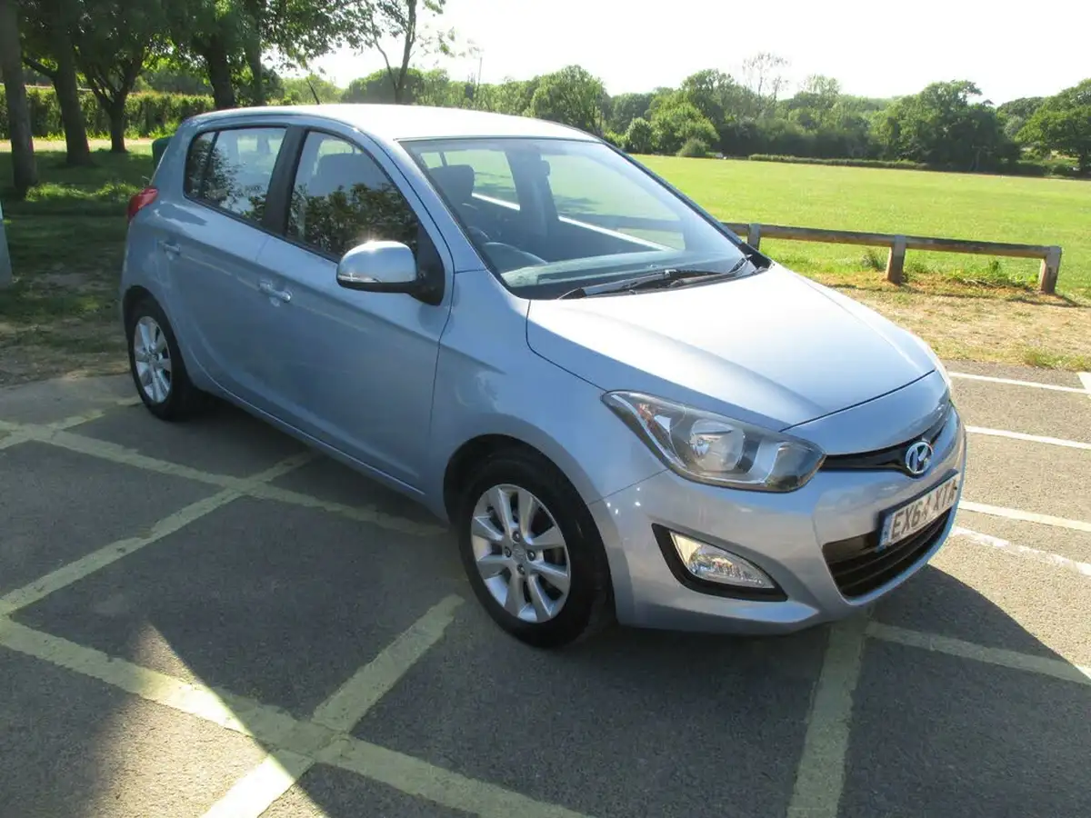 2014-hyundai-i20-12-active-5d-big-2