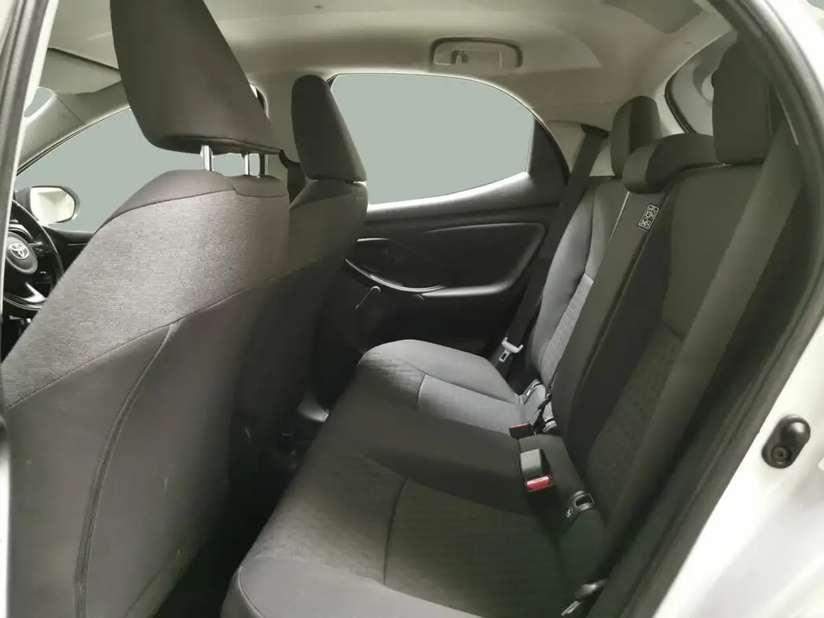 2021-toyota-yaris-15-vvt-i-icon-114bhp-hybrid-1490cc-e-cvt-big-30