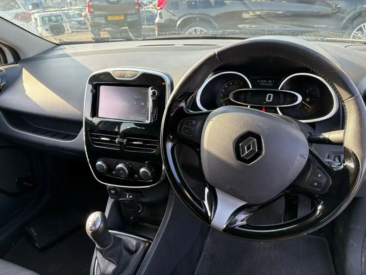 2015-renault-clio-12-dynamique-nav-big-8
