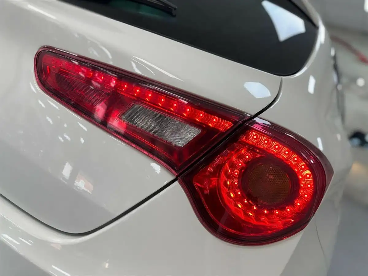 2011-alfa-romeo-giulietta-14-veloce-multiair-170bhp-big-22