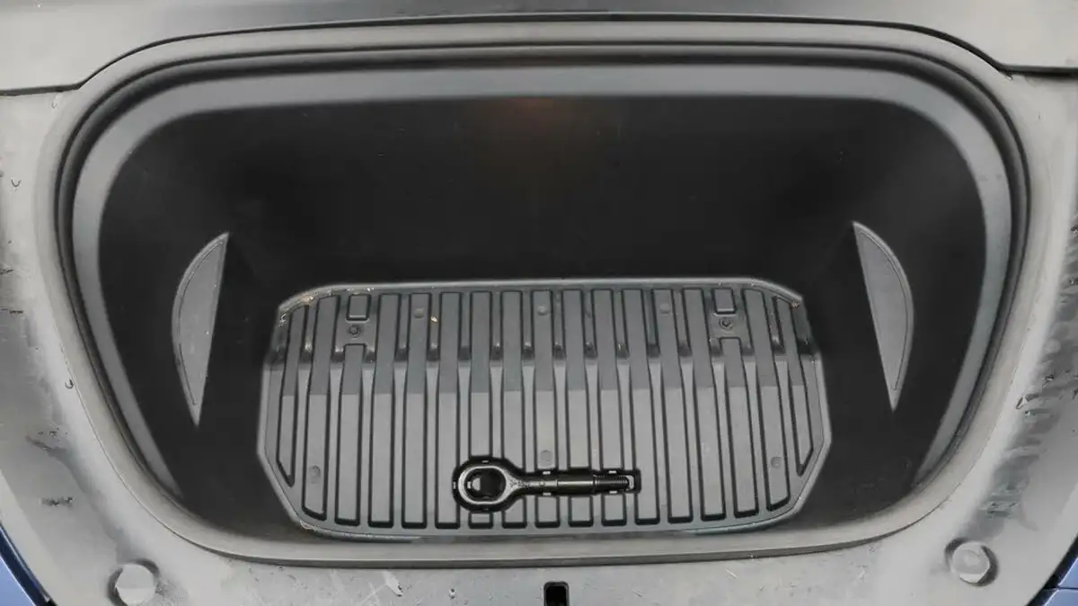 2022-tesla-model-y-e-long-range-big-19