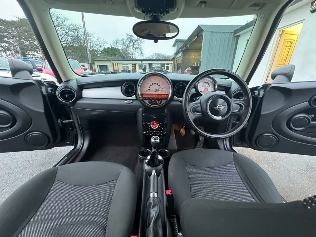 2011-mini-cooper-16-one-98bhp-hatchback-3d-big-26