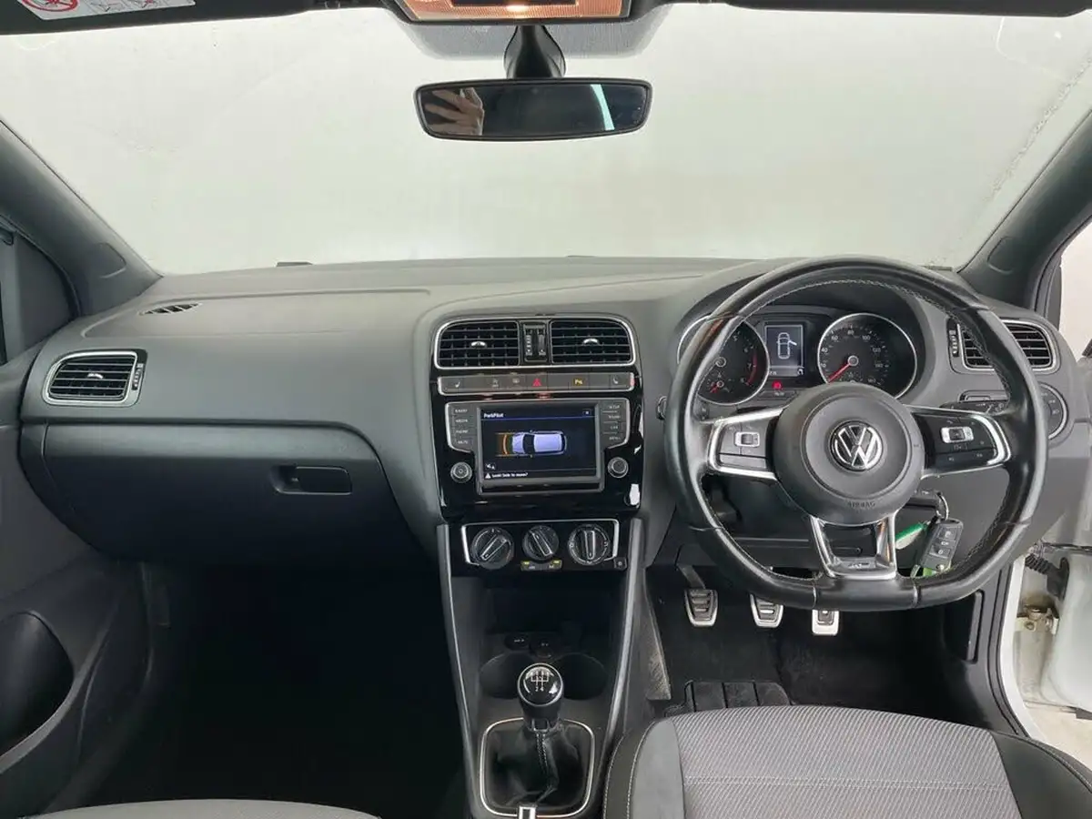 2016-volkswagen-polo-12-tsi-r-line-3d-big-9
