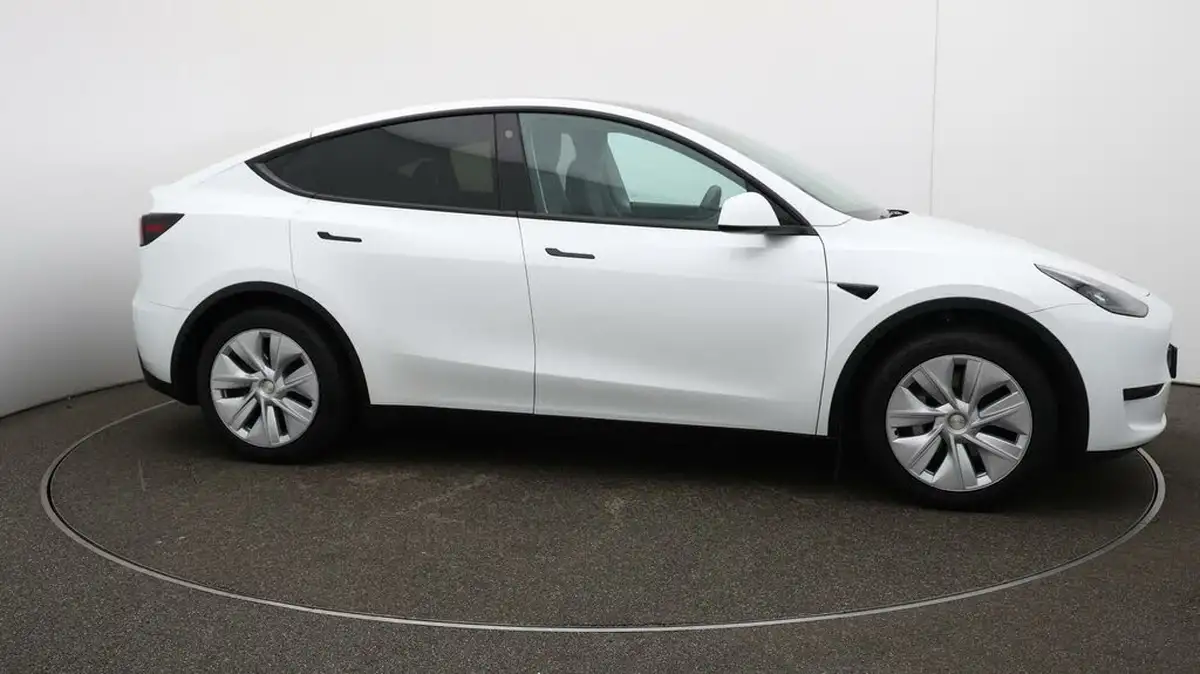 2023-tesla-model-y-e-rwd-big-52