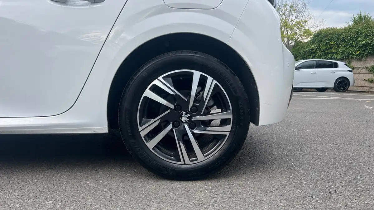 2022-peugeot-208-12-puretech-allure-premium-100bhp-big-14