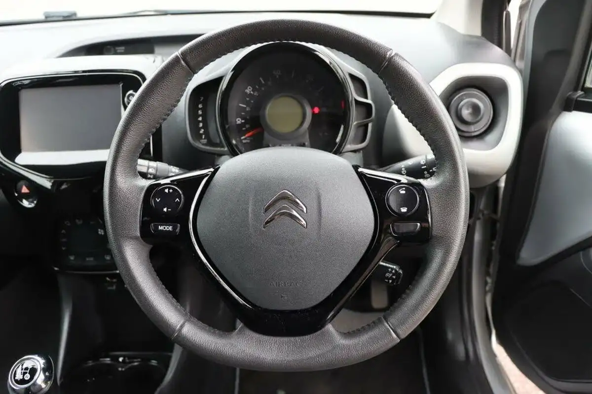 2014-citroen-c1-12-puretech-flair-3d-big-15