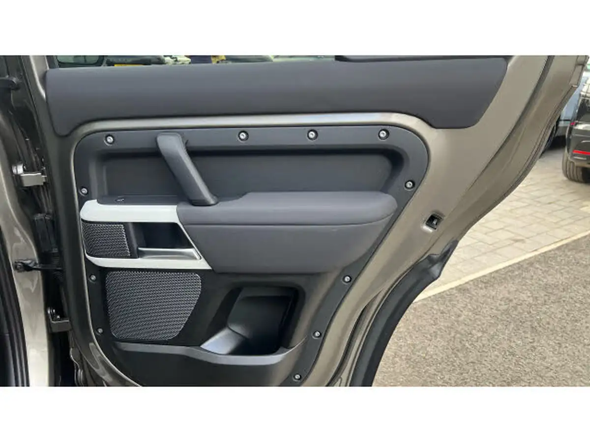 2022-land-rover-110-defender-20-p400e-xs-edition-big-31