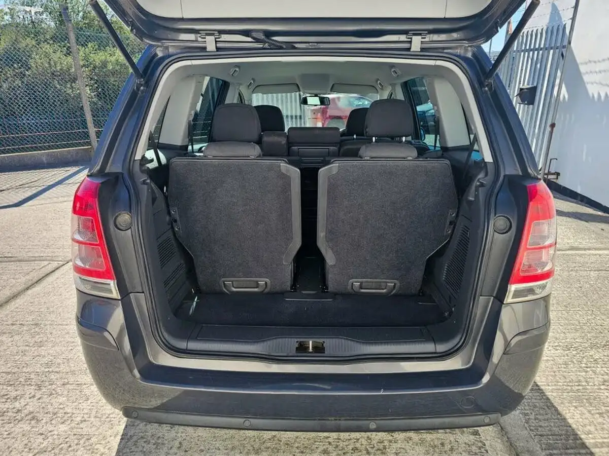 2013-vauxhall-zafira-18-design-140ps-big-3