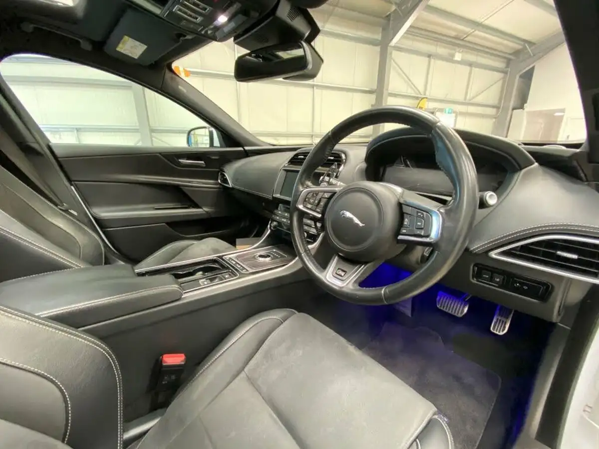 2017-jaguar-xe-30i-v6-sc-s-380ps-ss-big-3