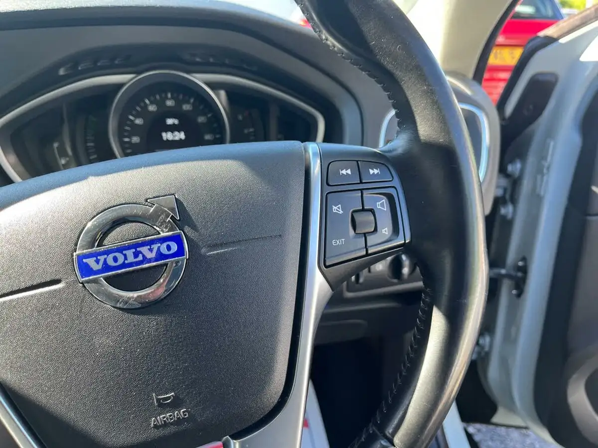 2015-volvo-v40-16td-d2-cross-country-lux-nav-big-16