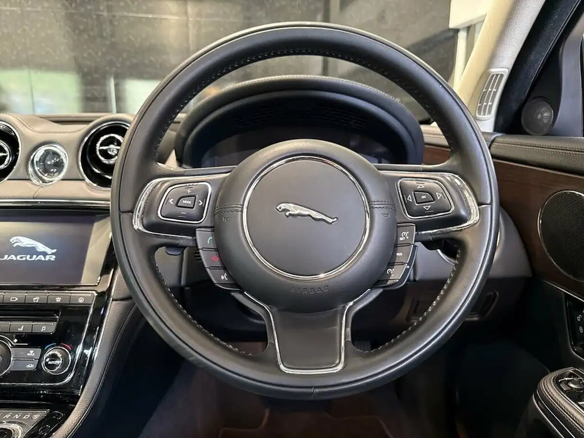 2016-jaguar-xj-series-30td-xj-luxury-swb-saloon-big-15