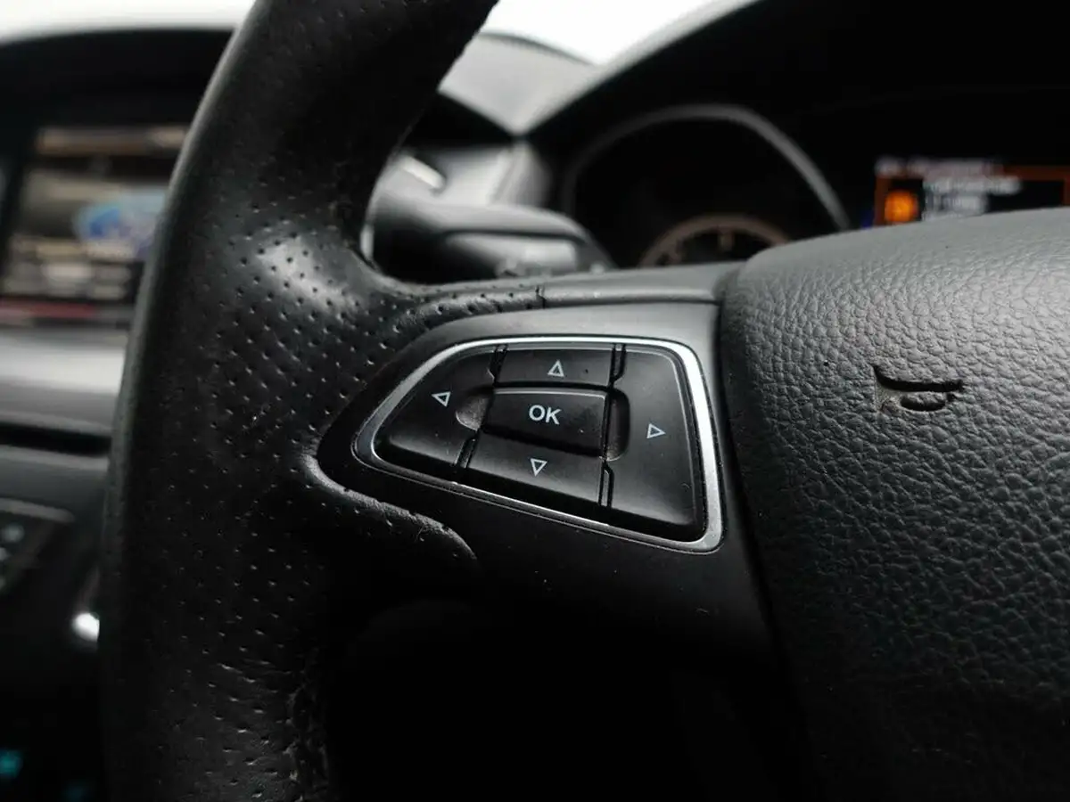 2015-ford-focus-20tdci-st2-hatchback-big-18