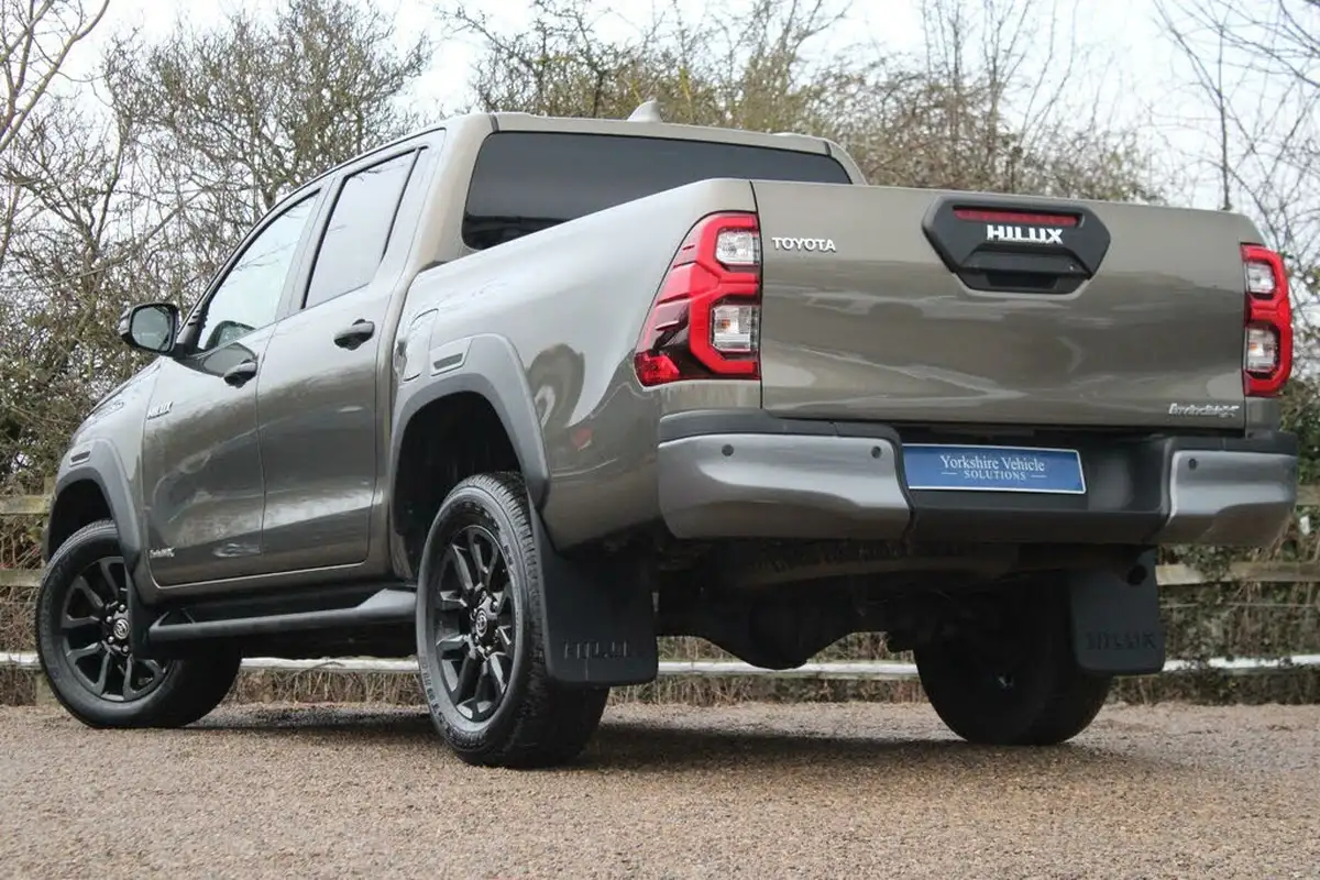 2023-toyota-hi-lux-28d-4d-invincible-x-2754cc-auto-big-2