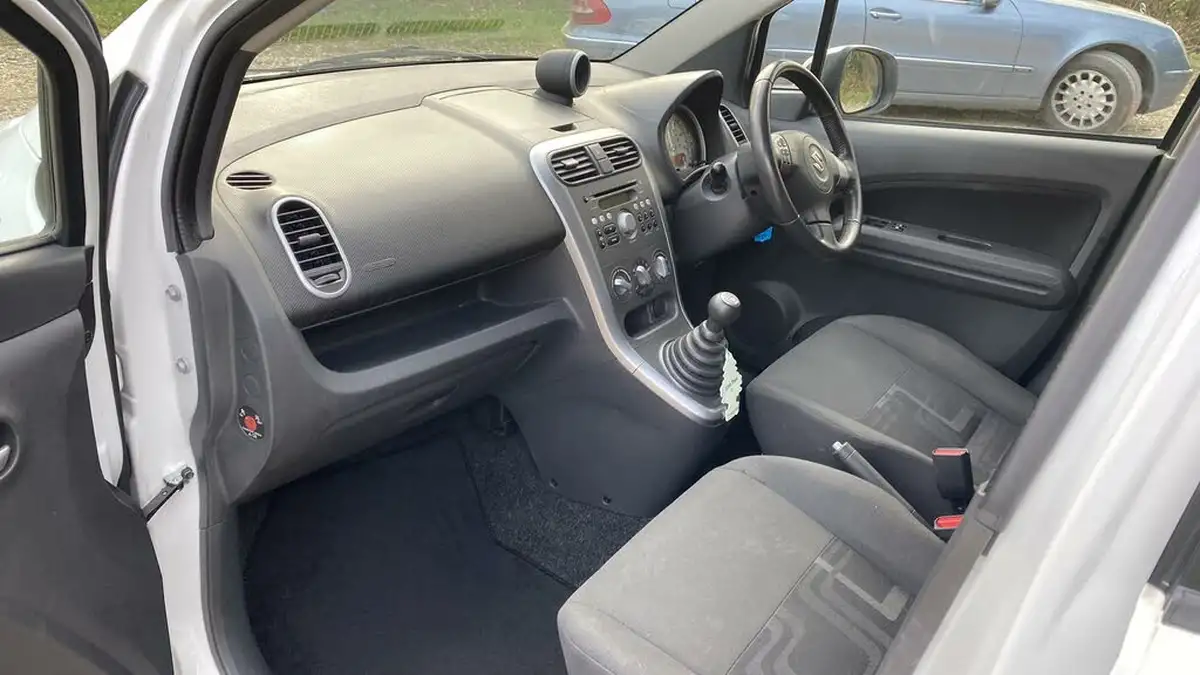 2012-suzuki-splash-10-sz2-big-30