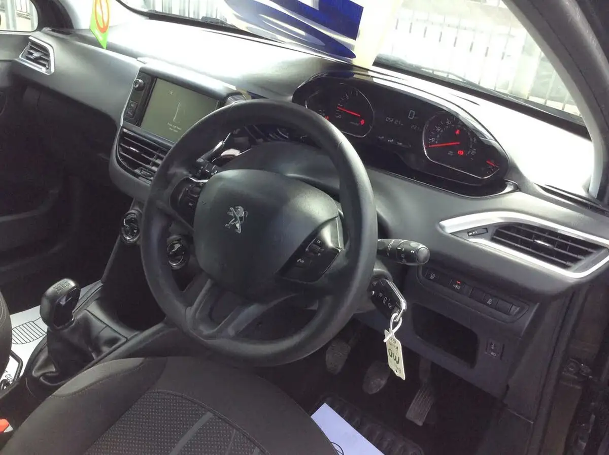 2015-peugeot-208-12-puretech-active-5d-big-8