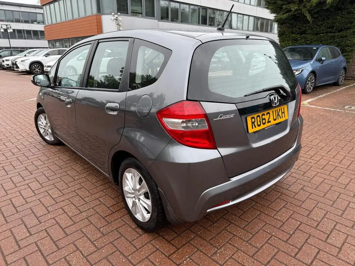 2012-honda-jazz-14-es-cvt-big-8
