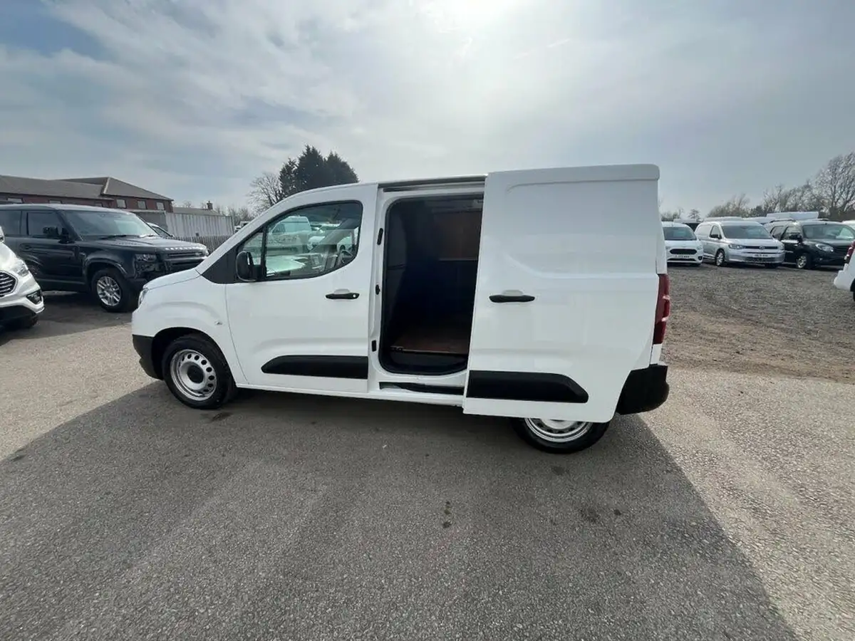 2022-toyota-proace-city-15d-active-big-36